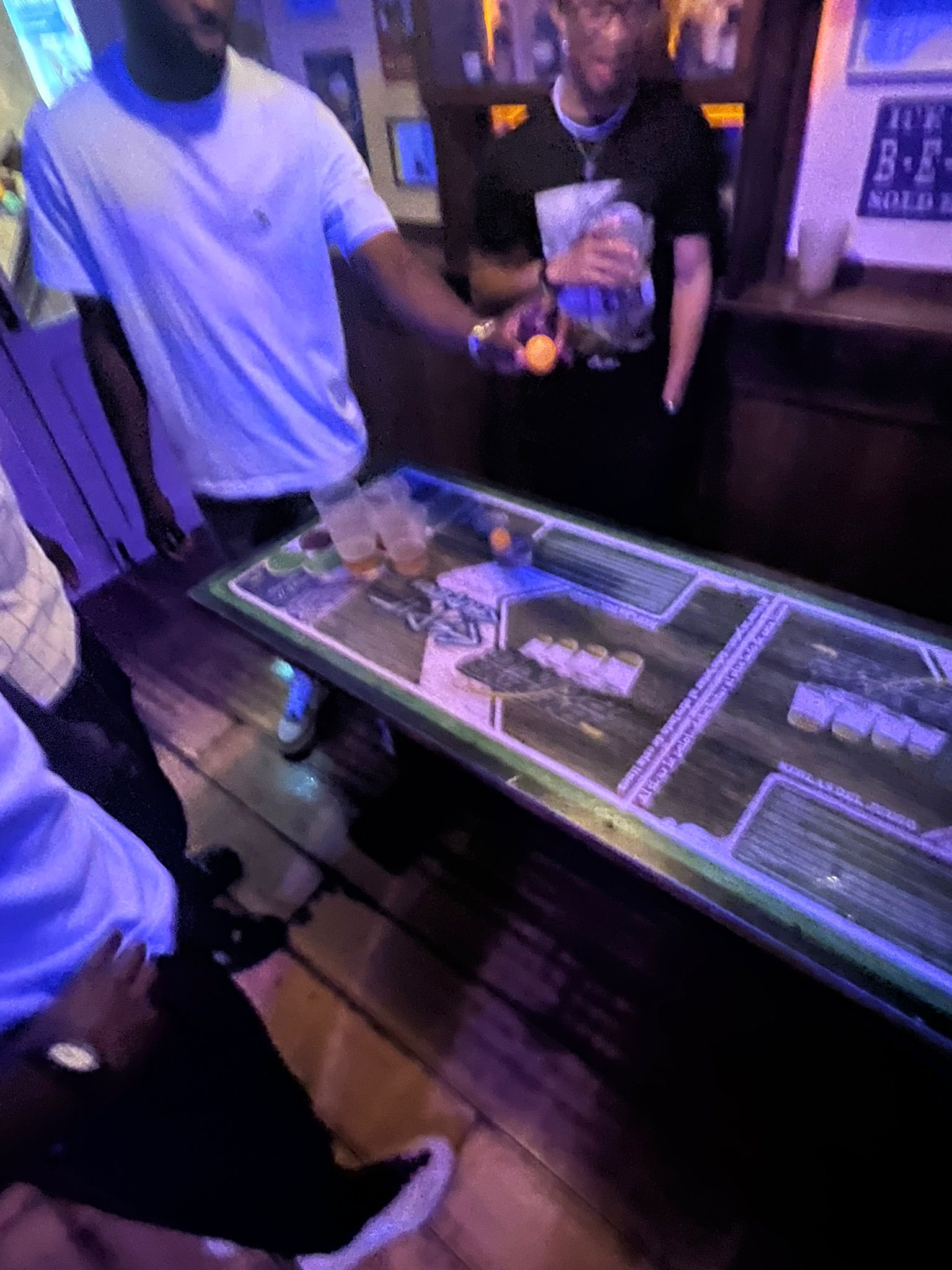 Personas jugando beer pong Zaragoza Zinderizar